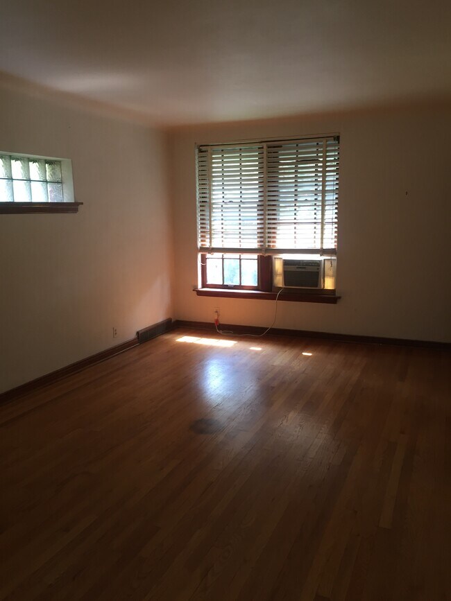 Living Room - 5120 Jamieson Ave