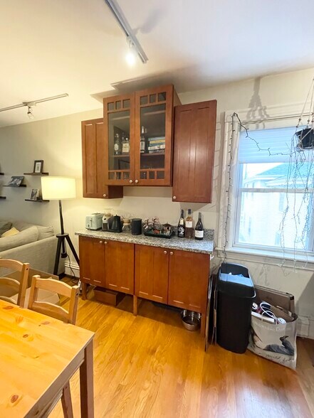 Building Photo - 2 Hagar St