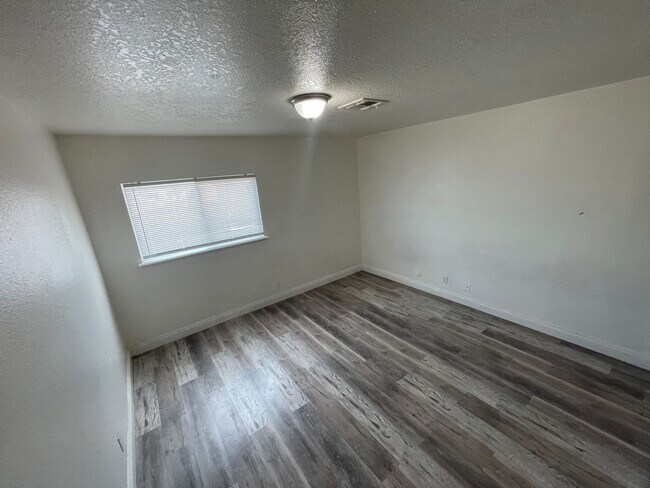 Building Photo - 2 BEDROOM 2 BATH, SECOND  FLOOR UNIT, NO CARPET, NEAR NELLIS AFB!