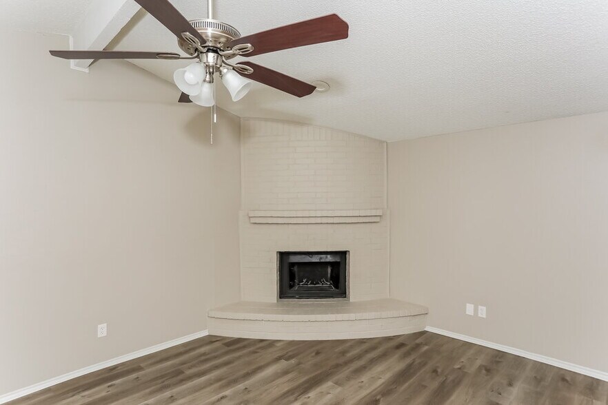 Building Photo - 6004 Cool Springs Dr
