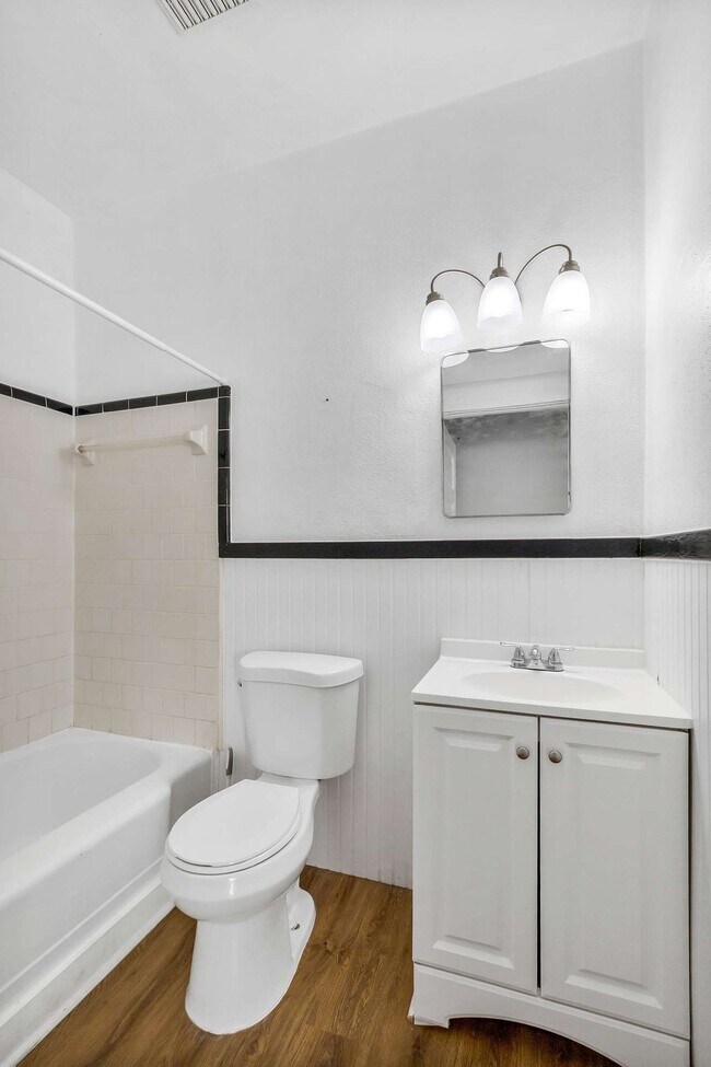 Building Photo - 1235 E 50th St