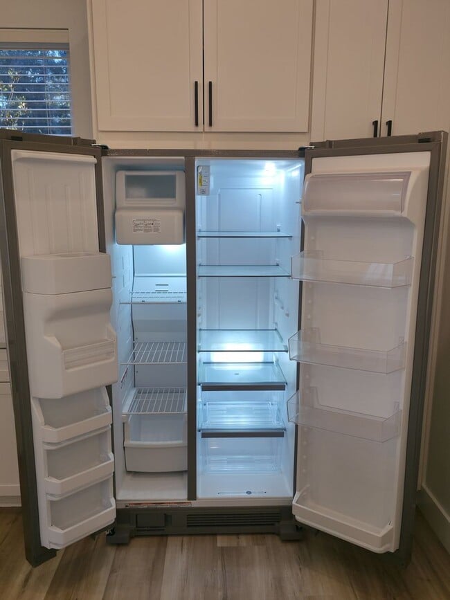 Building Photo - FOR RENT 3 bed, 3.5 bath, 3 level brand new condo