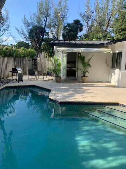 Private entrance by heated pool - 2000 NE 2nd Ave