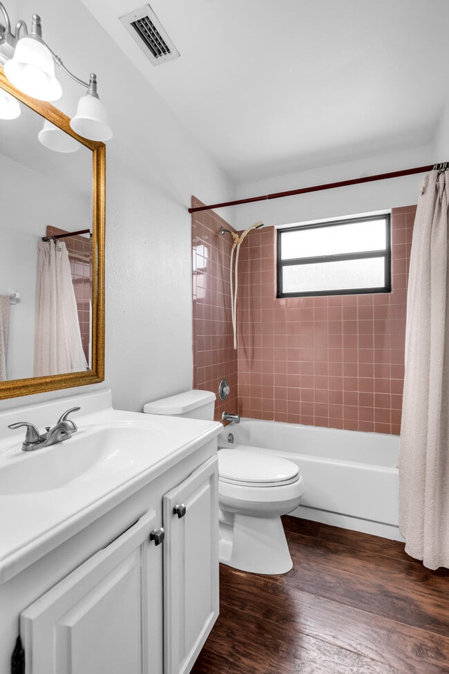 Building Photo - 1532 Primrose Ln