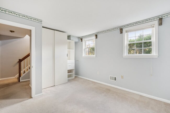 Building Photo - Beautifully maintained townhome on a quiet cul-de-sac in Springfield!