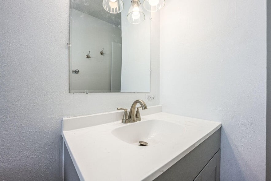 Building Photo - 1013 Holton Ave