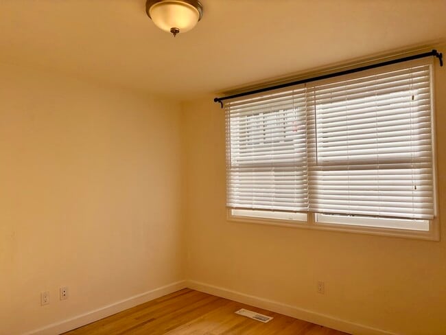 Building Photo - 184 Pixley St