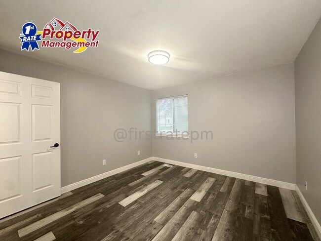 Building Photo - 10042 W Garverdale Ln