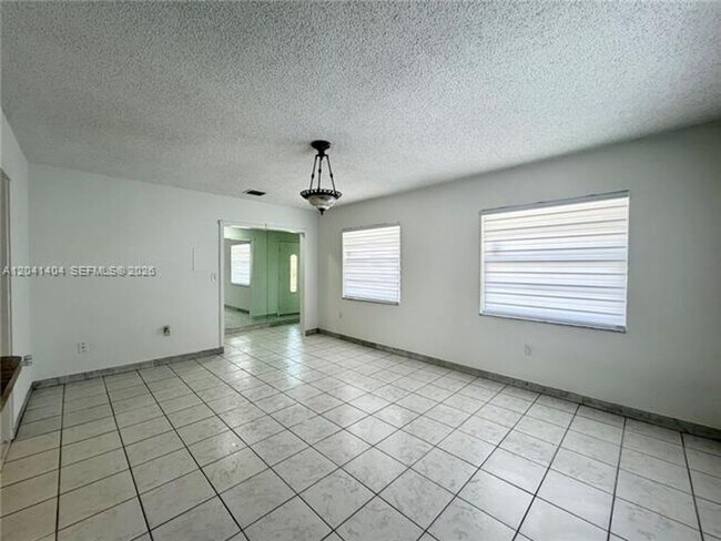 Building Photo - 913 NW 22nd Pl
