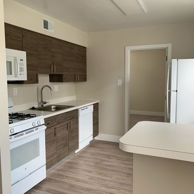 Building Photo - Pine Manor Apartments
