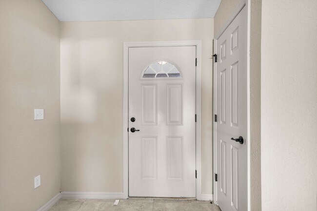 Building Photo - Large 4 Bedroom Rental!