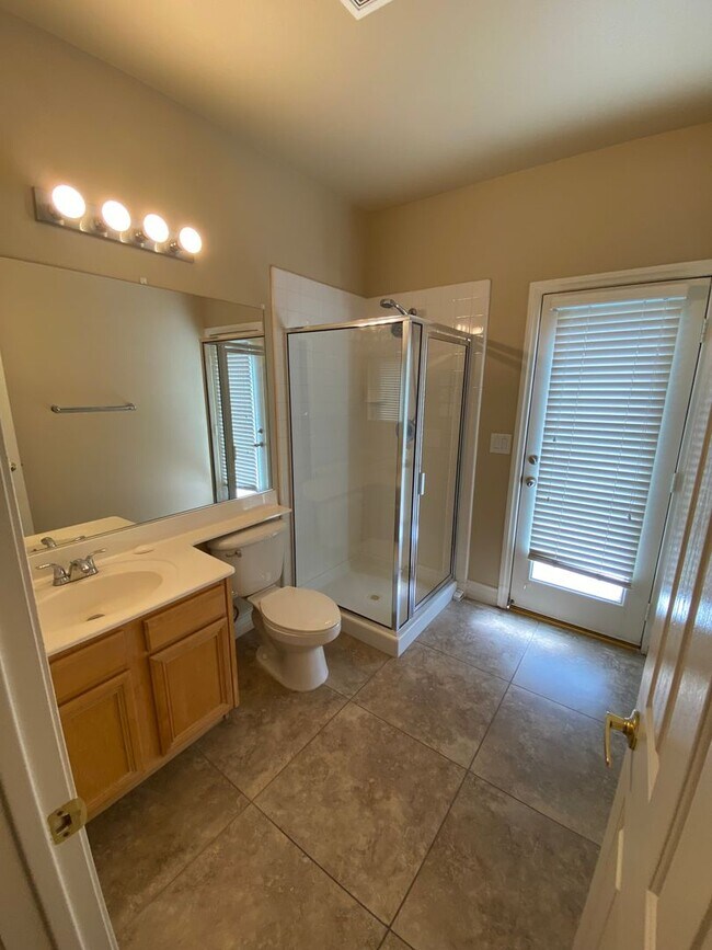 Building Photo - Beautiful 5 bed/3 bath home located in Hen...