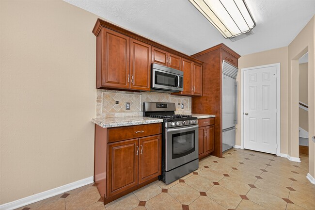 Building Photo - 647 Hollandbridge Ln