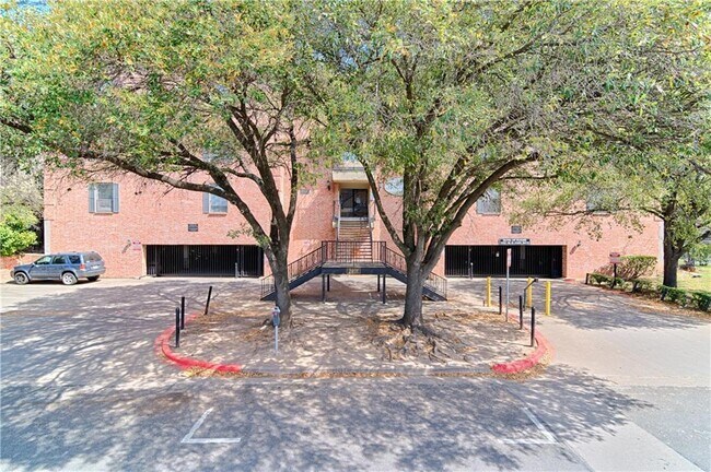 Building Photo - 2401 Leon St