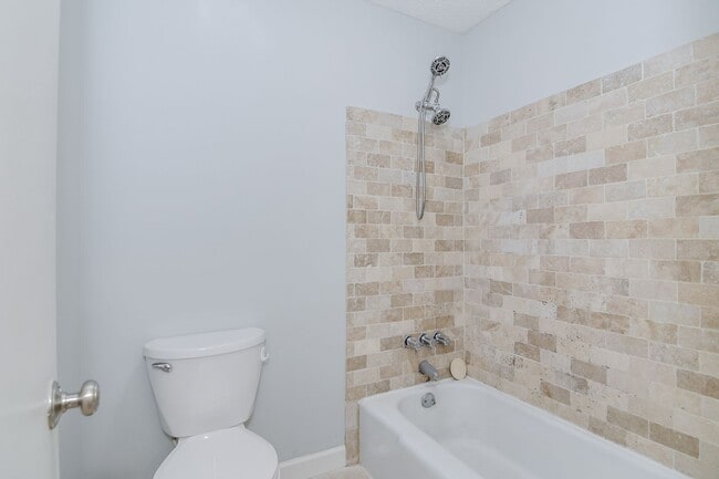 Building Photo - Great Location 4 Bedroom