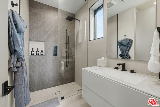 Building Photo - 418 N Sweetzer Ave