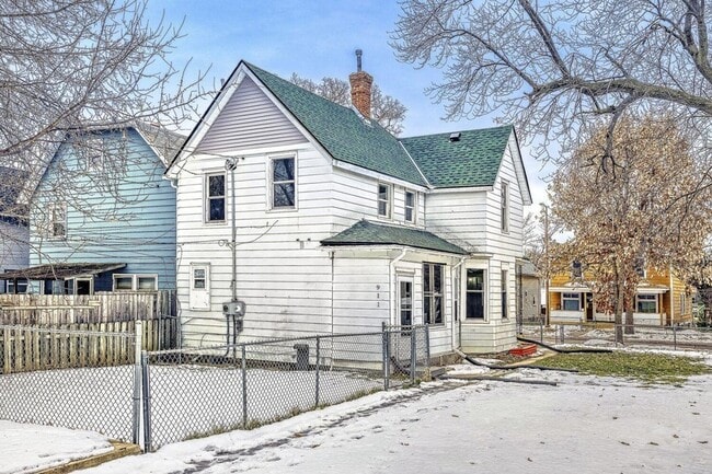 Building Photo - 911 Sims Ave