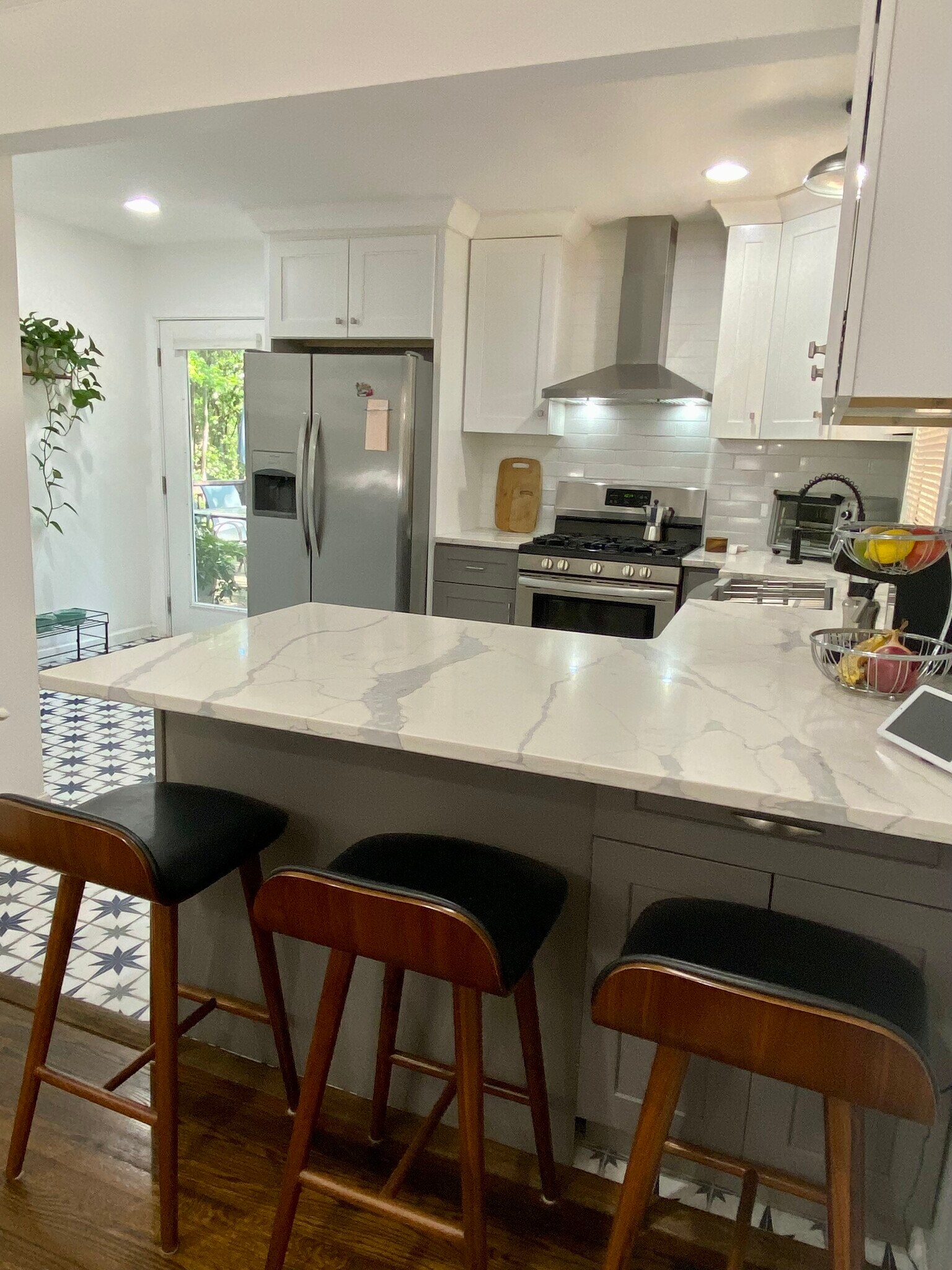 Open kitchen with breakfast bar - 3172 Sandusky Dr