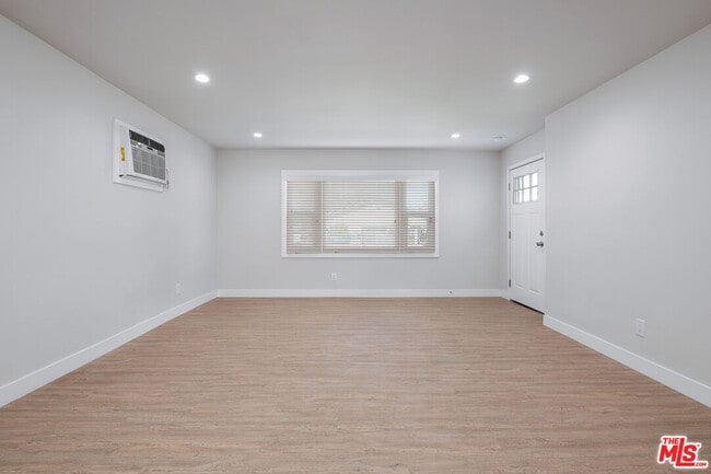 Building Photo - 2920 Alsace Ave