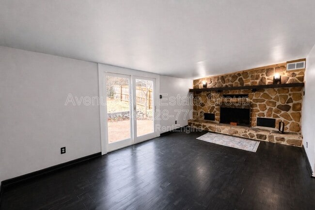 Building Photo - 449 Crest Ave