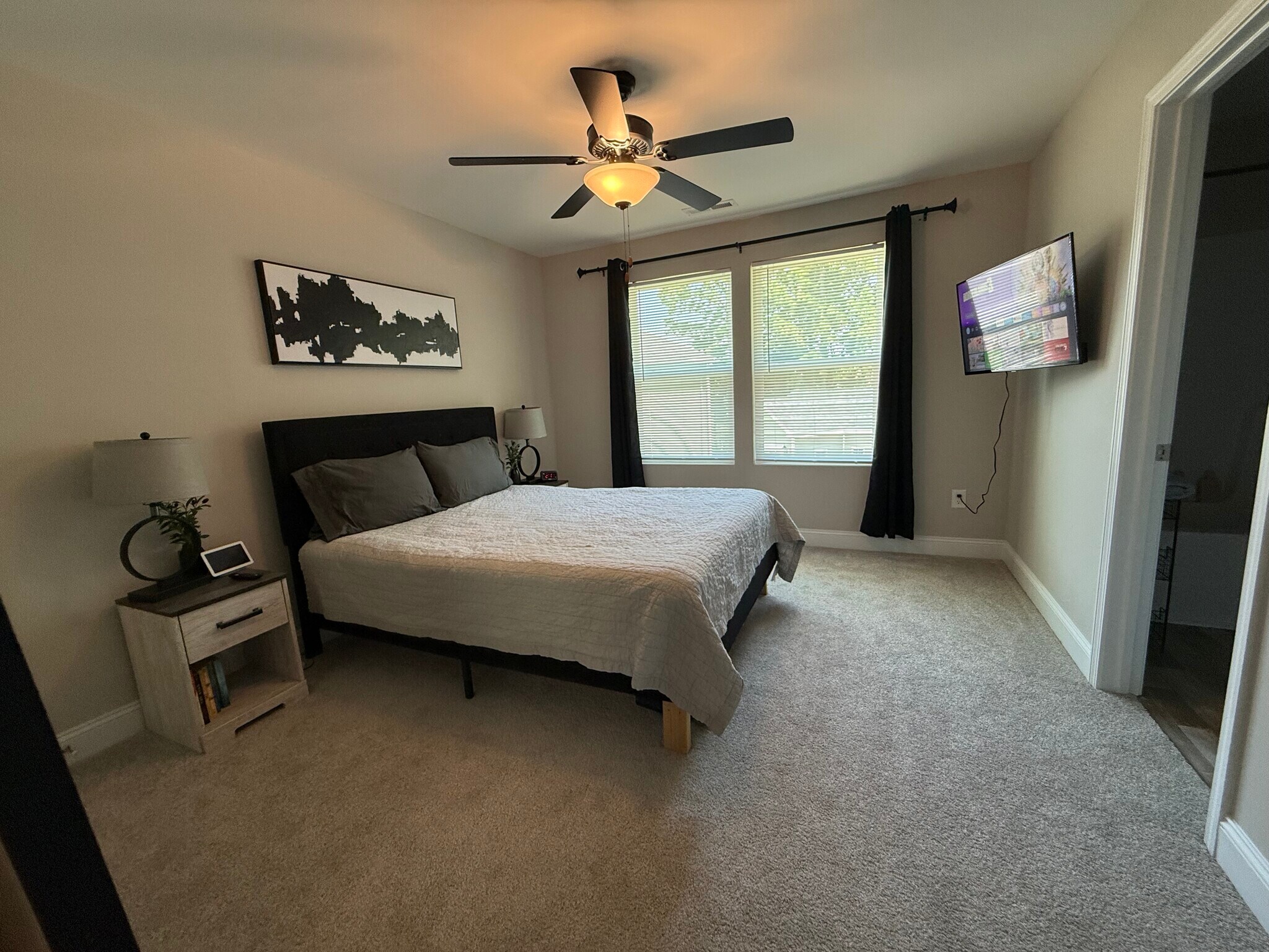Upstairs bedroom with full bathroom - 424 Canvasback Ln