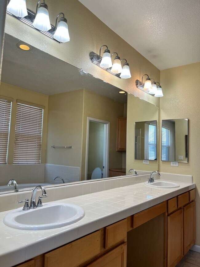 Building Photo - Beautiful home in Reflections gated community