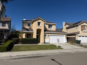 Building Photo - Tracy 3 Bedroom 2.5 Bathroom Home