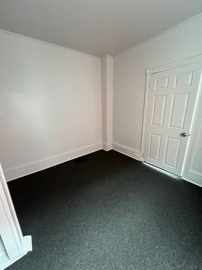 Building Photo - FOUR BEDROOM/ONE BATH ROW