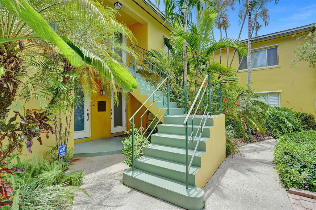 Building Photo - 717 NE 16th Ave