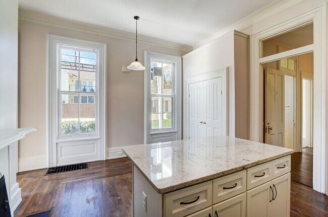 Building Photo - 2701 Cleinview Ave