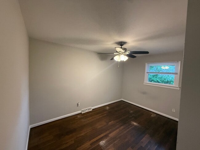 Building Photo - 3 bedroom 1.5 bath rancher