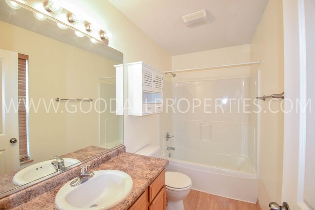 Building Photo - 2 bedroom 2 bath Urbandale Townhouse with a 2-Car attached garage