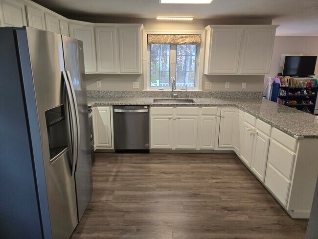 Building Photo - 16 Knoll Rd