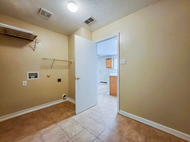 Building Photo - Huge home features 4 bedrooms & 2.5 baths for Rent!