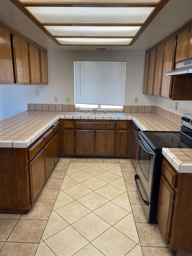 Building Photo - 4 BEDROOM APPLE VALLEY HOME ON CUL DE SAC!