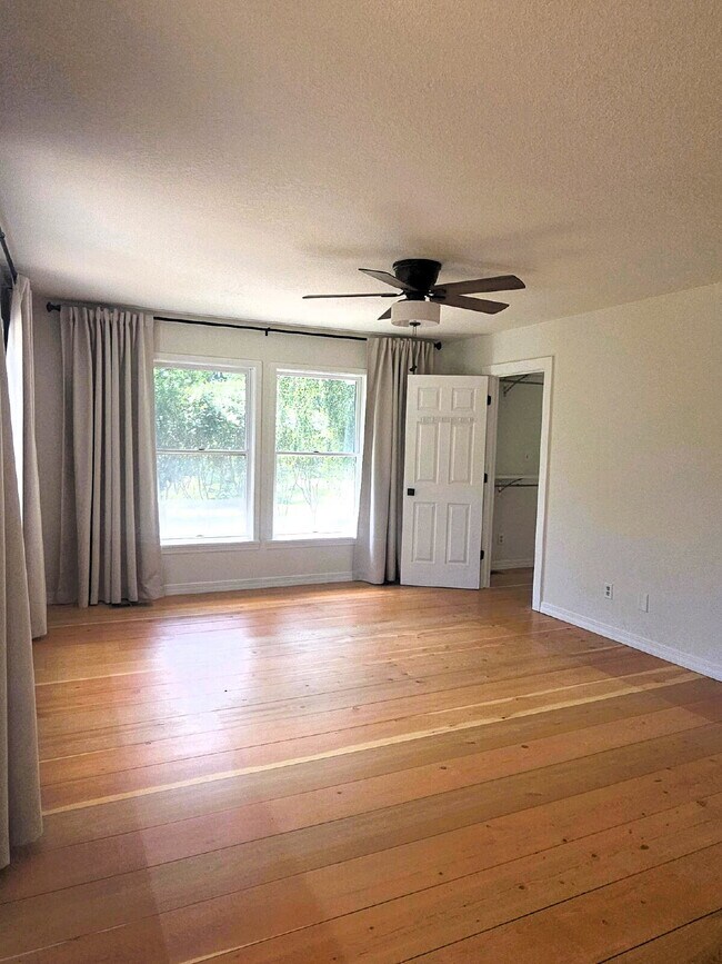 Building Photo - Spacious home in country setting, yet close to amenities