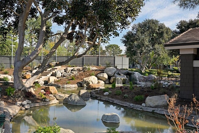 Building Photo - 323 Streamwood-