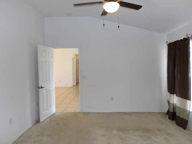 Building Photo - OPEN FLOOR PLAN 3 BEDROOM 2 BATH