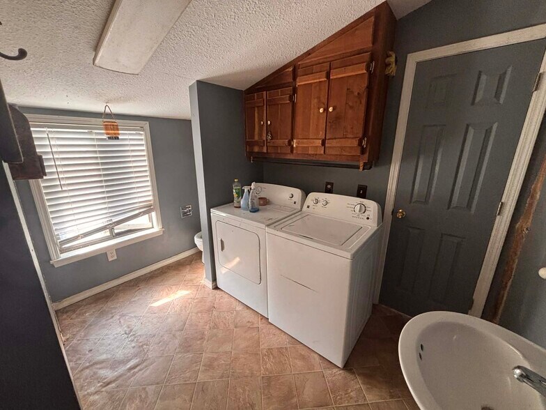 Building Photo - 73 Allen Dr