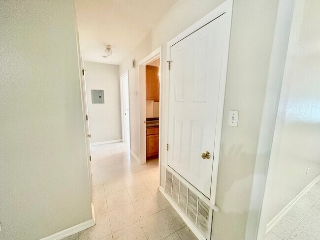 Building Photo - Cozy 2/1 Duplex in Pleasanton w/ Dedicated Parking ~ Move-In Ready!