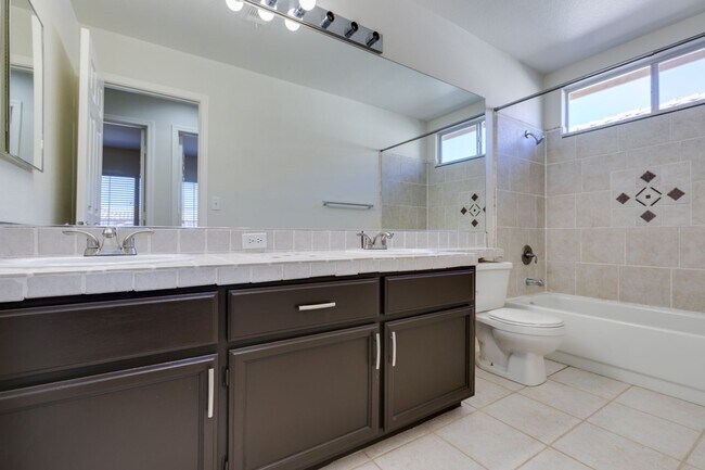 Building Photo - Immaculate 3 bedroom house with a Loft in ...