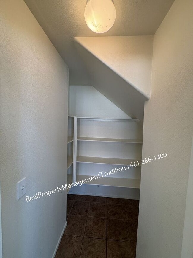Building Photo - Spaciouse 4 Bed- 3 full Bath + plus Loft Home