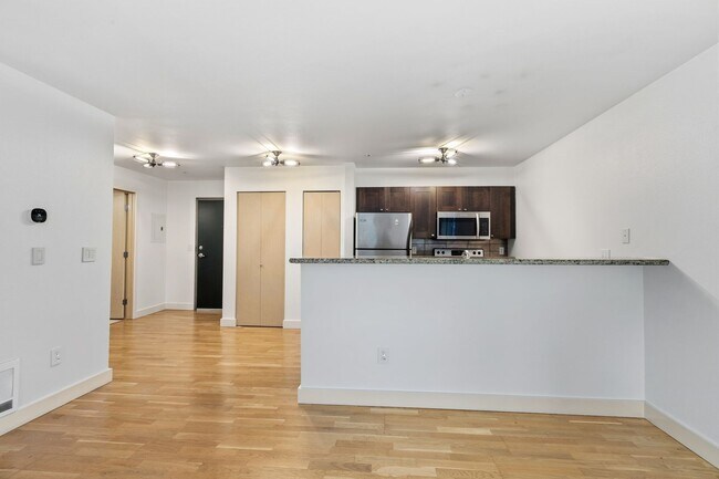 Building Photo - 1bd/1ba Seattle Condo