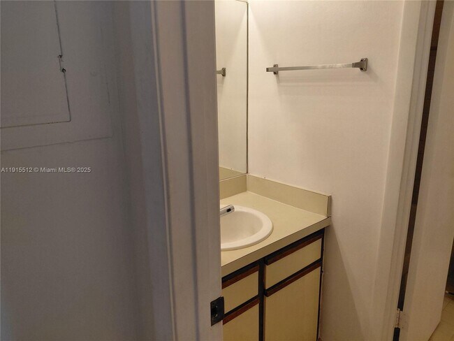 Building Photo - 999 Hamilton Dr