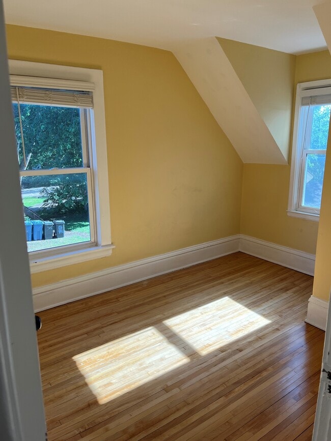 Building Photo - 1070 16th Ave SE