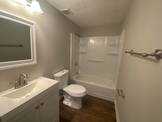 Building Photo - 5970 Almina Dr