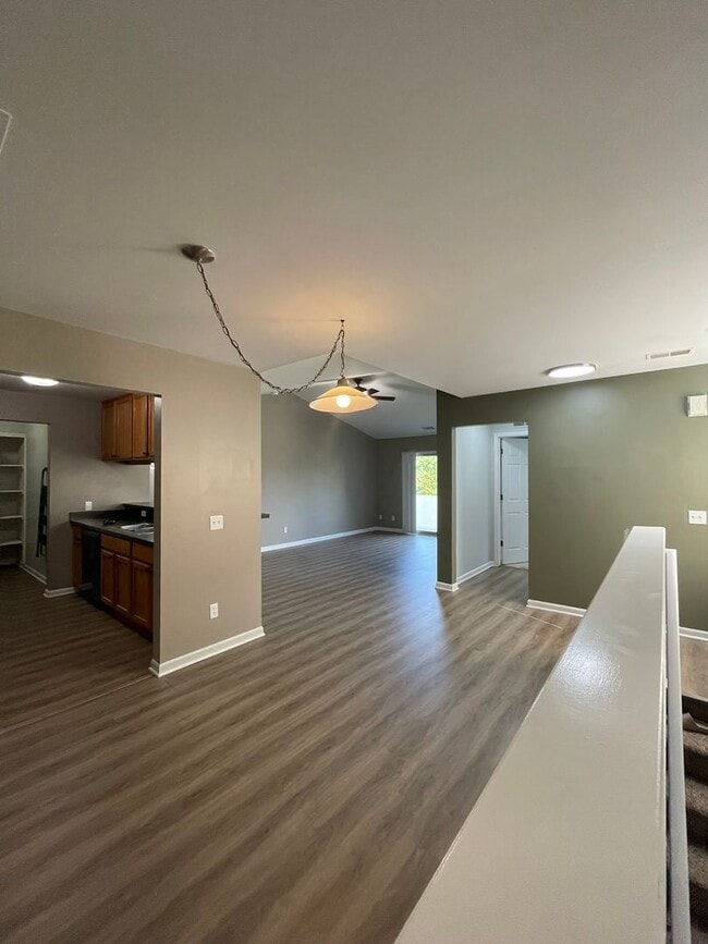 Building Photo - Bright Upper Condo with Garage | Near Shopping & Trails