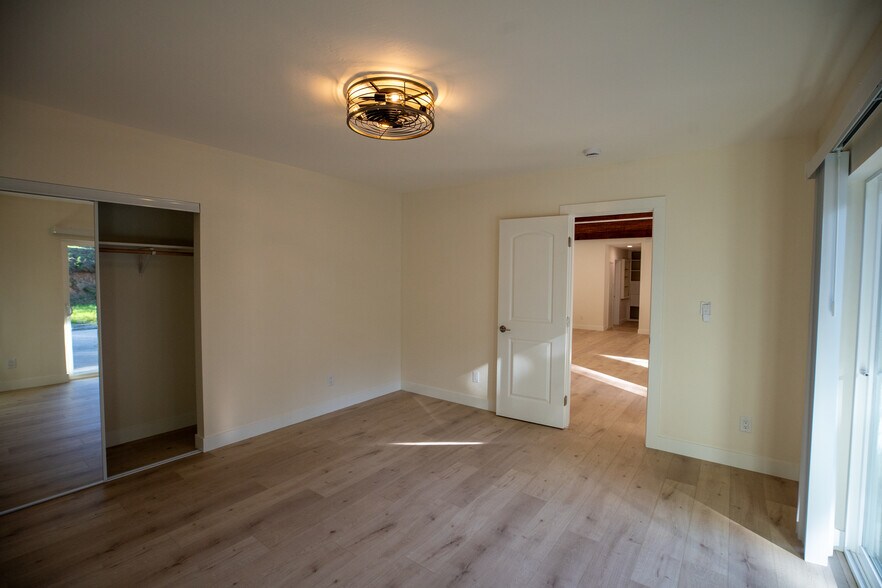 Building Photo - 384 Crazy Horse Canyon Rd