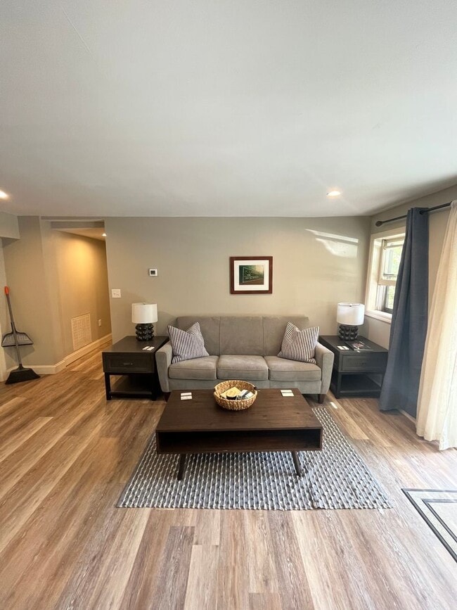 Building Photo - 1398 Quechee Hartland Road