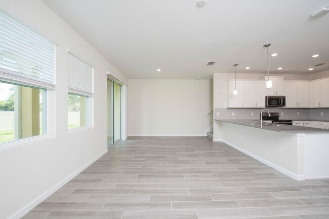 Building Photo - TOWNHOUSE 3 Bedrooms 2.5 Baths